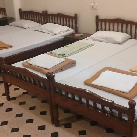 Bentleys Hotel Мумбаи Экстерьер фото