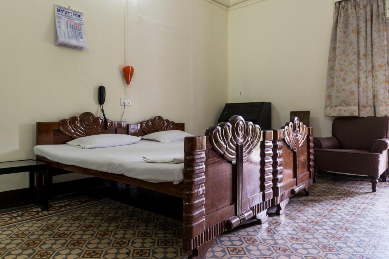 Bentleys Hotel Мумбаи Экстерьер фото