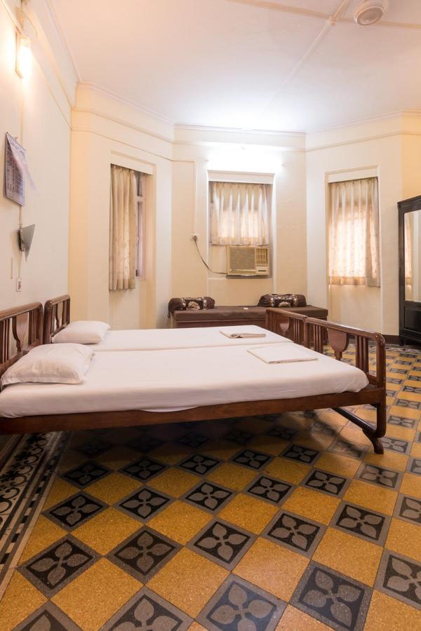 Bentleys Hotel Мумбаи Экстерьер фото