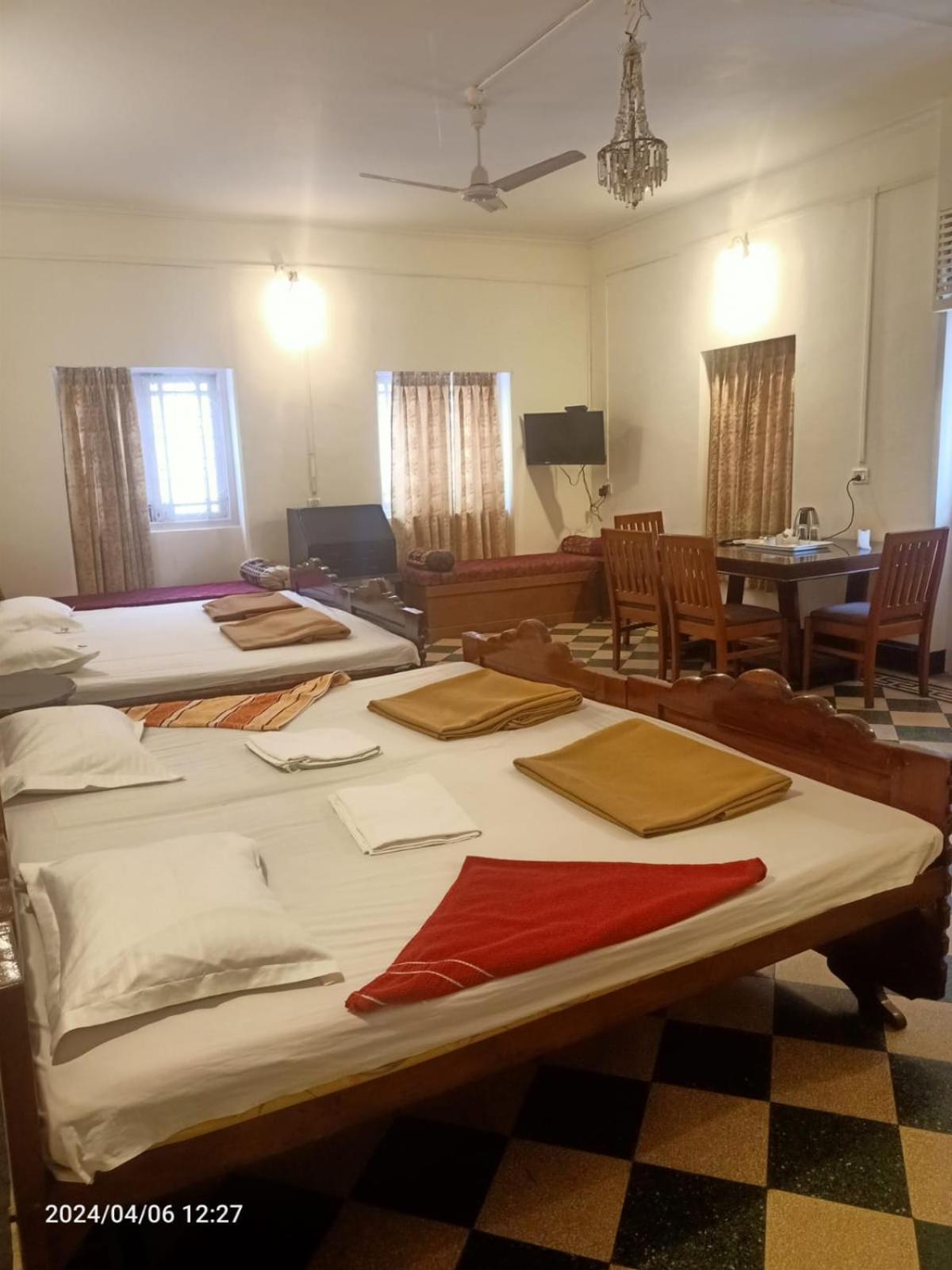 Bentleys Hotel Мумбаи Экстерьер фото