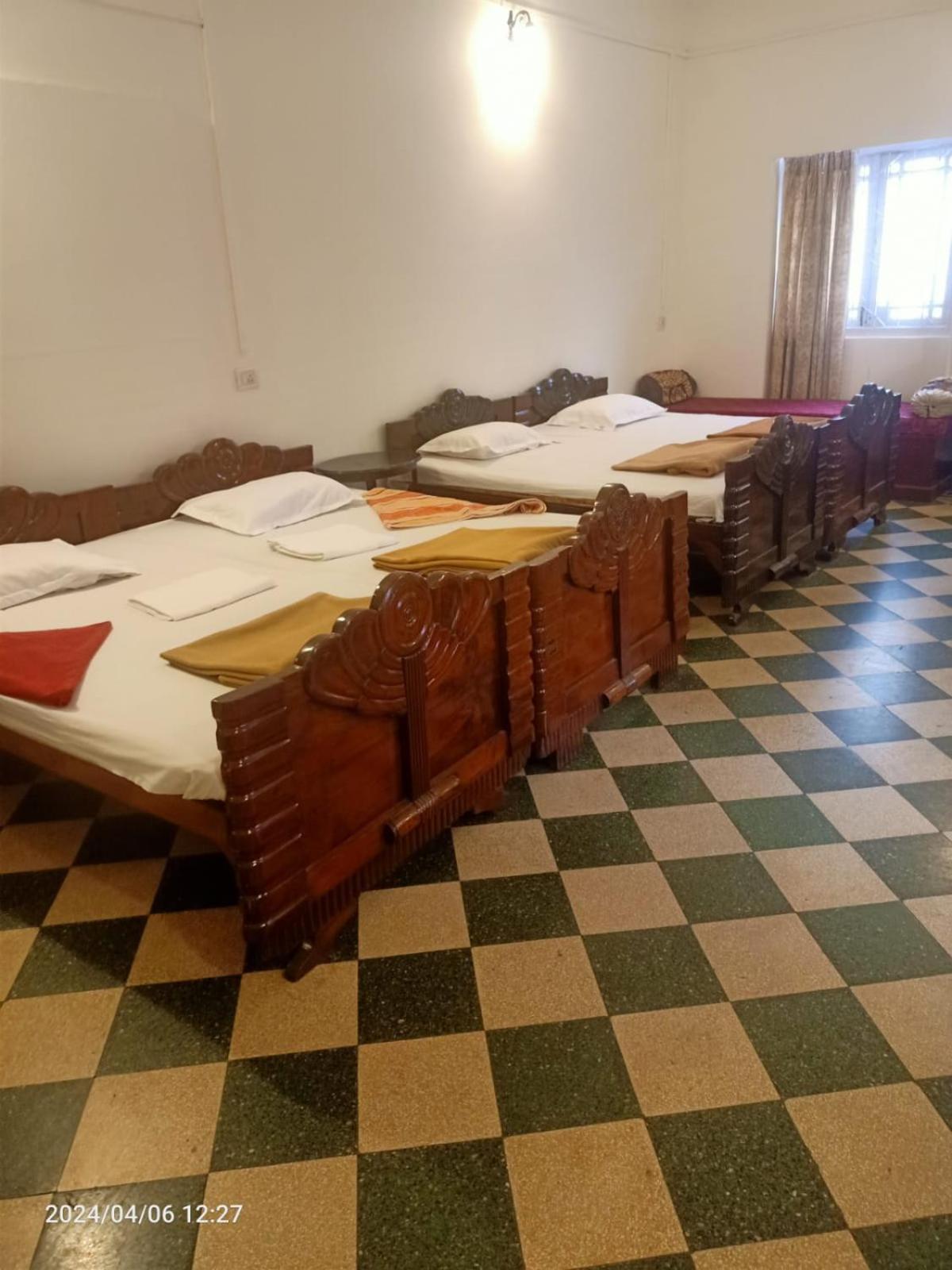 Bentleys Hotel Мумбаи Экстерьер фото