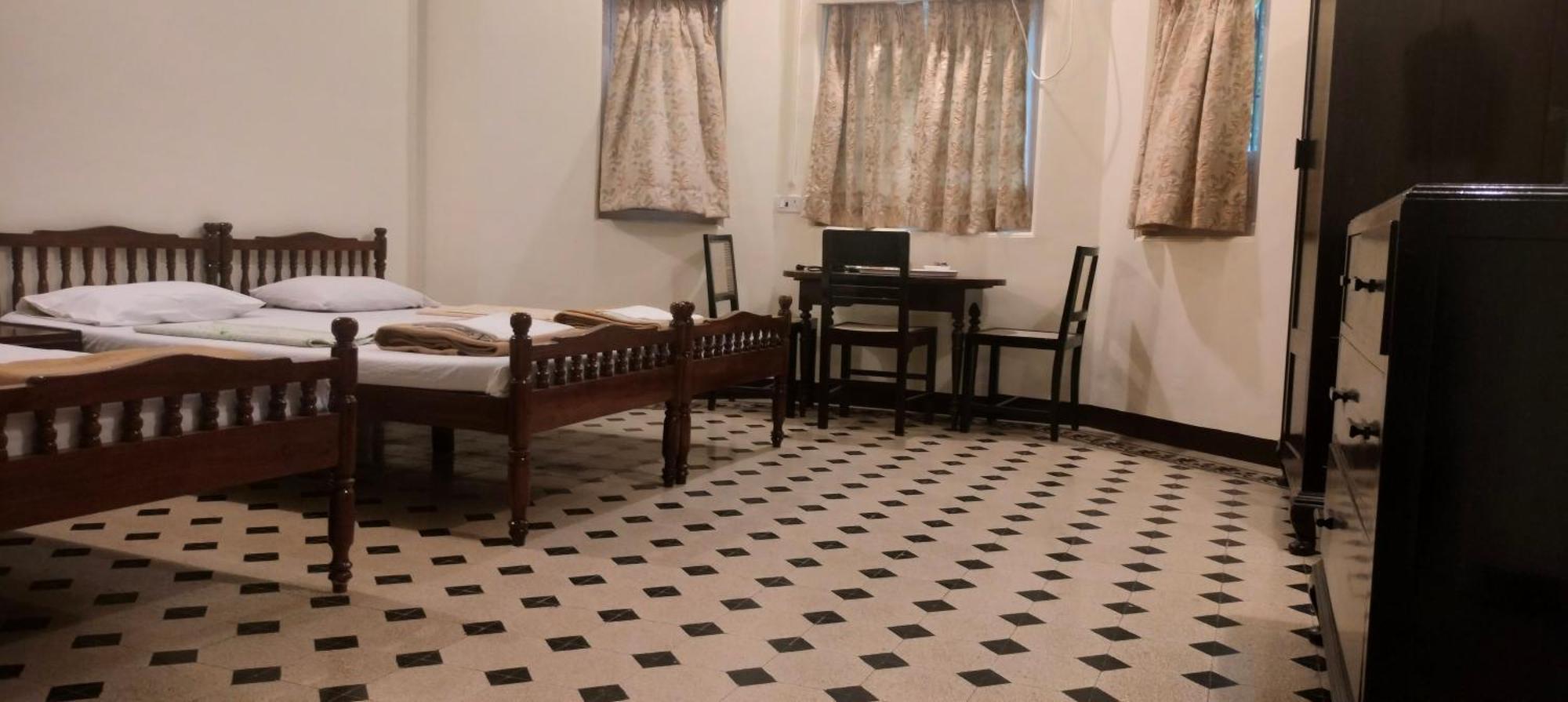 Bentleys Hotel Мумбаи Экстерьер фото