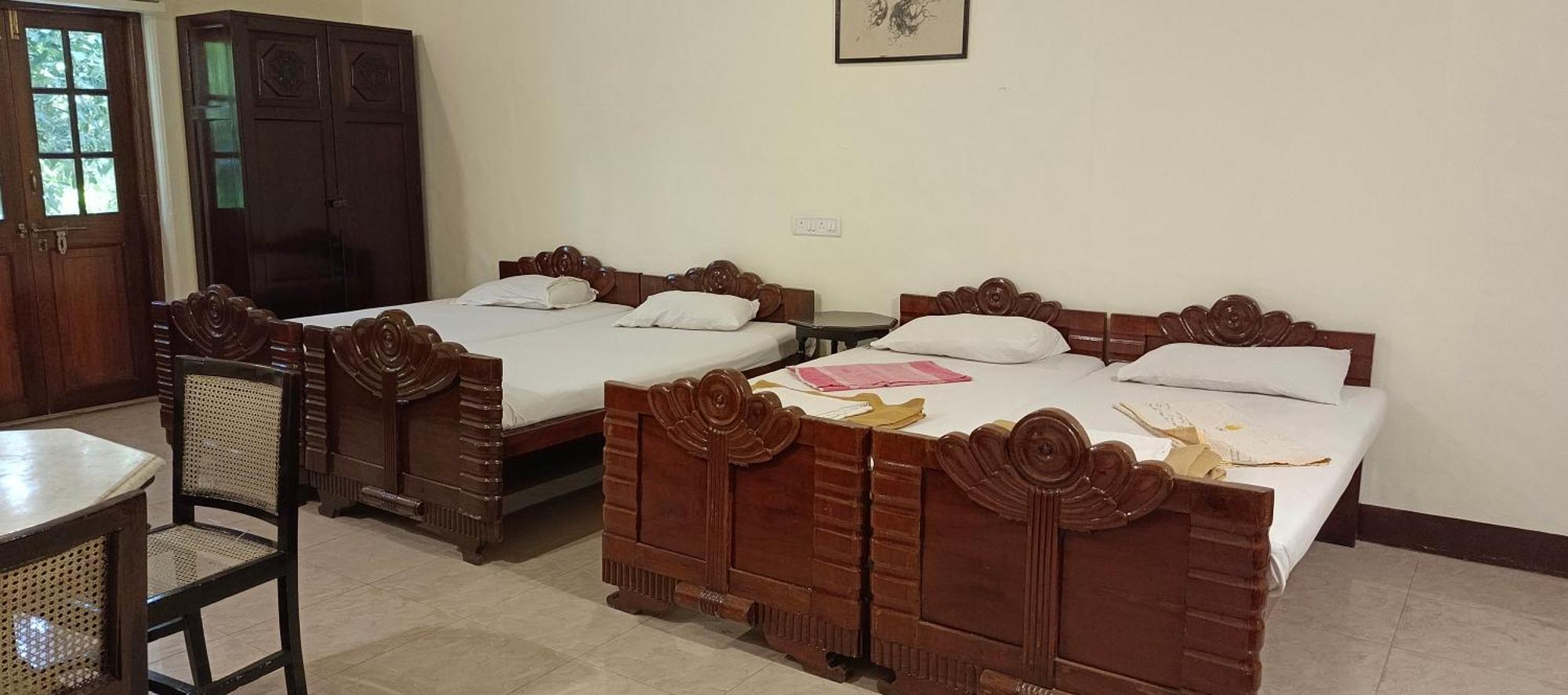 Bentleys Hotel Мумбаи Экстерьер фото
