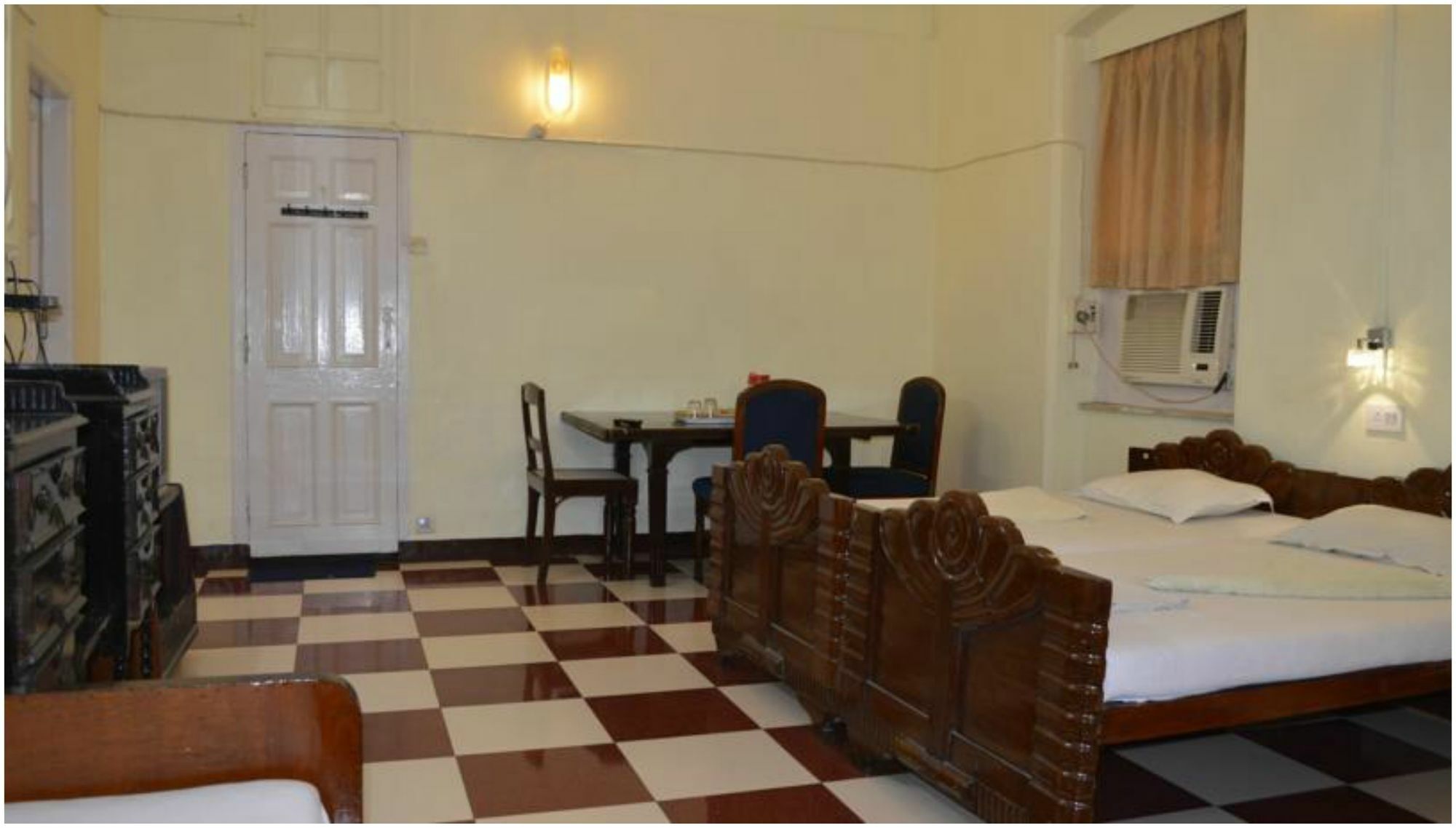 Bentleys Hotel Мумбаи Экстерьер фото
